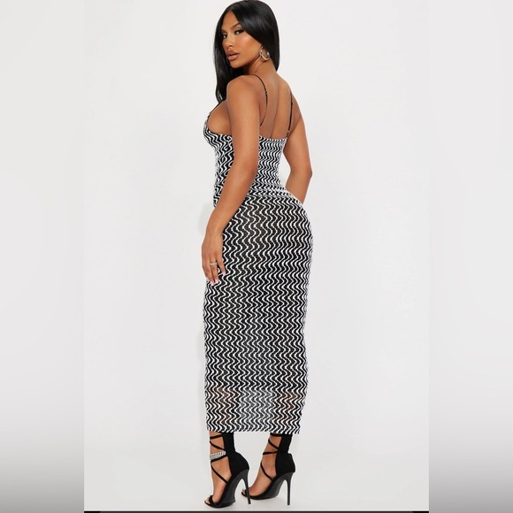 Black and White Zigzag Maxi Dress - Picture 2 of 7